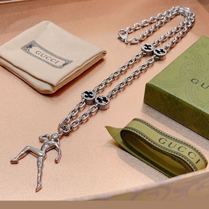 G*u*i necklaces
